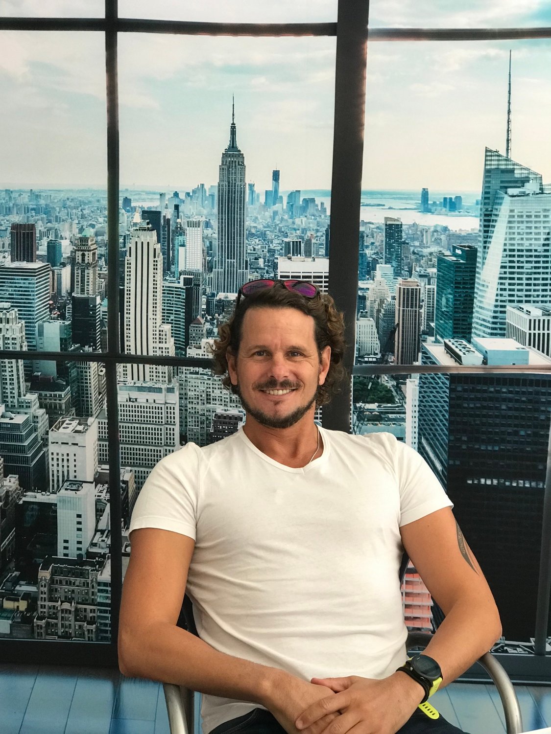 Lucas P Rivet sonriendo frente al paisaje urbano de Nueva York