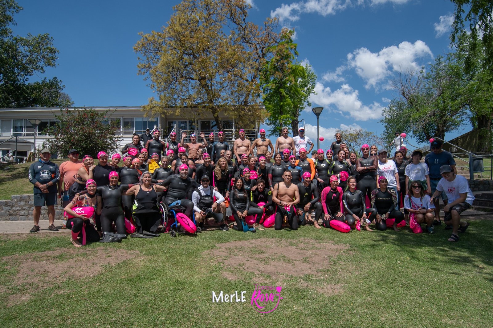 Lucas P Rivet junto a participantes y al equipo de Travesía Rosa