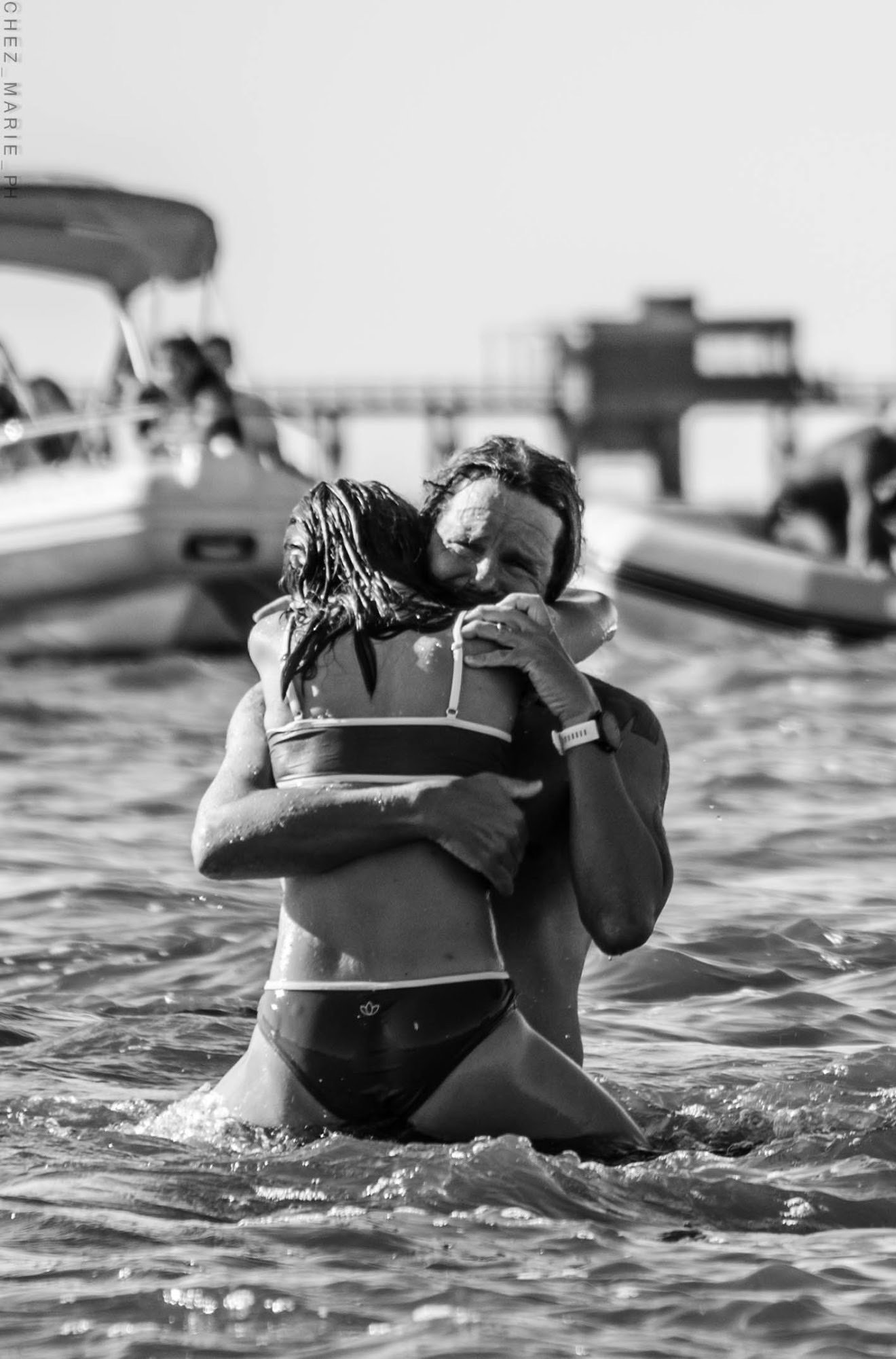 Lucas P Rivet abrazando a su hija en el agua